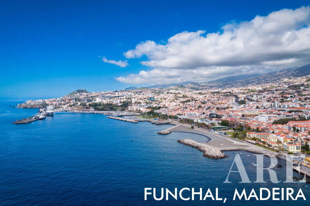 Vue aérienne de Funchal, capitale de Madère, mettant en valeur la promenade, la marina, le quai de croisière et le centre-ville. L'île compte environ 250 000 habitants, dont environ 110 000 à Funchal.