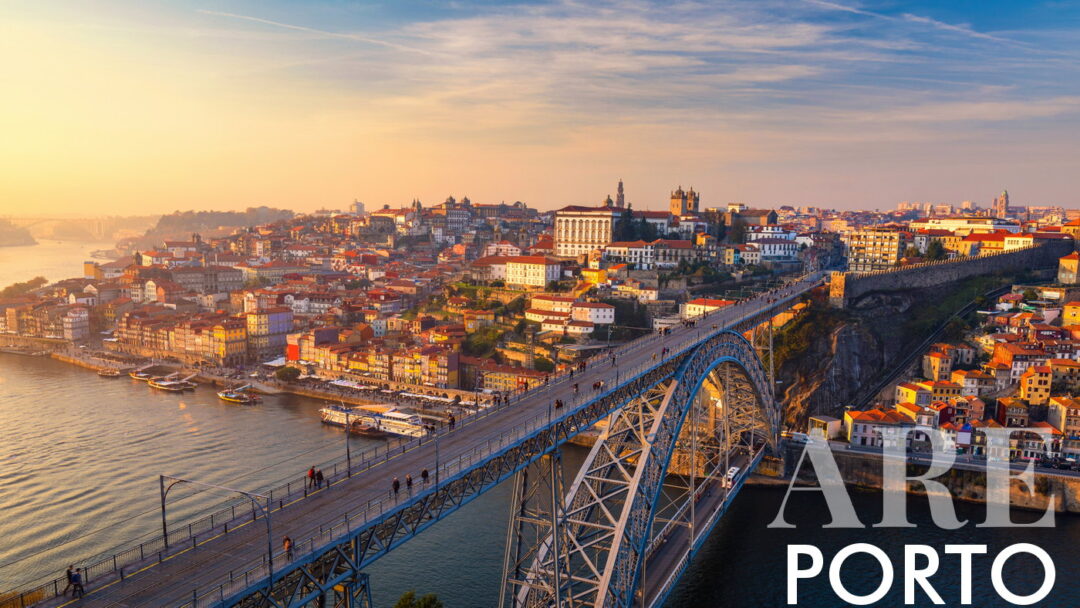 Vues sur la ville de Porto, avec le pont Luís I, le fleuve Douro et le coucher du soleil