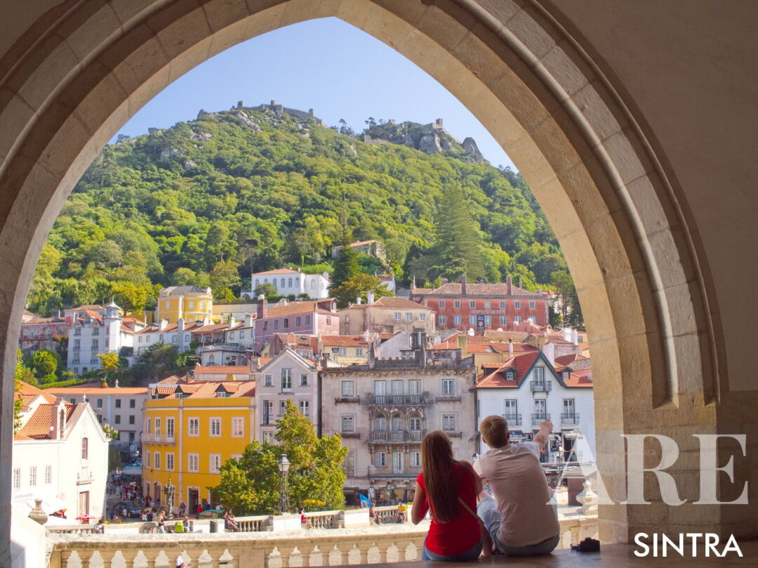 Sintra est une municipalité et une ville portugaise connue pour ses palais historiques, son architecture romantique et son statut de patrimoine mondial de l'UNESCO.