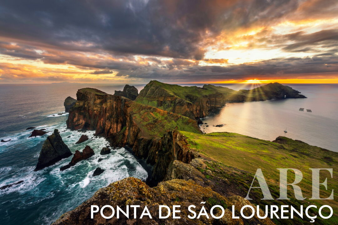 <strong>Vereda da Ponta de São Lourenço</strong> est un sentier de 3 km (6 km aller-retour) situé à la pointe est de l'île de Madère. Il faut environ 2 heures et 30 minutes pour le parcourir et il est de difficulté modérée. Le sentier offre des vues panoramiques sur les côtés nord et sud de l'île et suit un chemin ondulant sur une péninsule volcanique principalement composée de basalte, avec quelques formations de calcaire. À la fin, il y a deux îlots : Desembarcadouro et Farol. La <strong>région a un climat semi-aride, une végétation basse et pas d'arbres</strong>, ce qui est différent du reste de Madère. C'est une réserve naturelle partielle, abritant des plantes rares, des animaux diversifiés, de grandes colonies de mouettes et des oiseaux marins protégés.