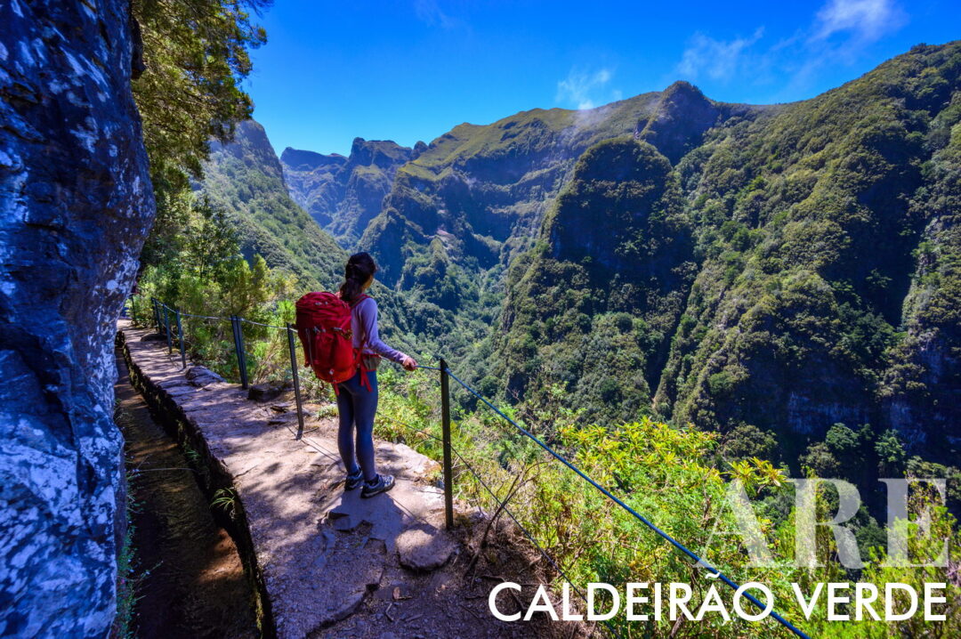 <strong>Levada do Caldeirão Verde</strong> est un sentier de randonnée populaire à Madère. Il commence à Casa de Abrigo das Queimadas, une maison traditionnelle au toit de chaume dans le parc forestier de Queimadas. Le sentier offre des vues magnifiques sur l'intérieur de l'île, les forêts luxuriantes et les paysages dramatiques. Il traverse la forêt de Laurissilva, un site du patrimoine mondial de l'UNESCO riche en plantes et animaux uniques. Le chemin <strong>suit un canal d'irrigation du XVIIIe siècle et passe par quatre tunnels creusés dans la roche, se terminant au magnifique lac de Caldeirão Verde avec une <strong>cascade tombant de 100 mètres de haut.