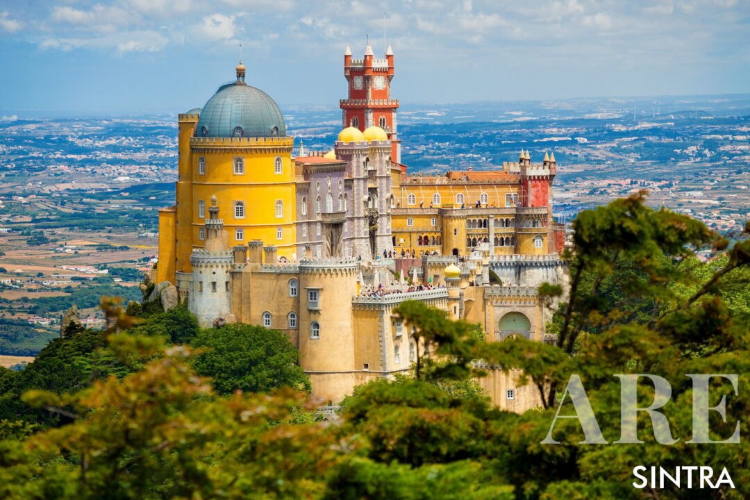 <em>Le Palais de Pena est l'un des monuments les plus emblématiques de Sintra et une attraction majeure pour les visiteurs.</em>Le Palais de Pena, perché au sommet d'une colline dans les montagnes de Sintra, est un château dynamique et romantique réputé pour ses éléments architecturaux saisissants, caractérisés par ses couleurs vives. couleurs rouge, jaune et bleu.