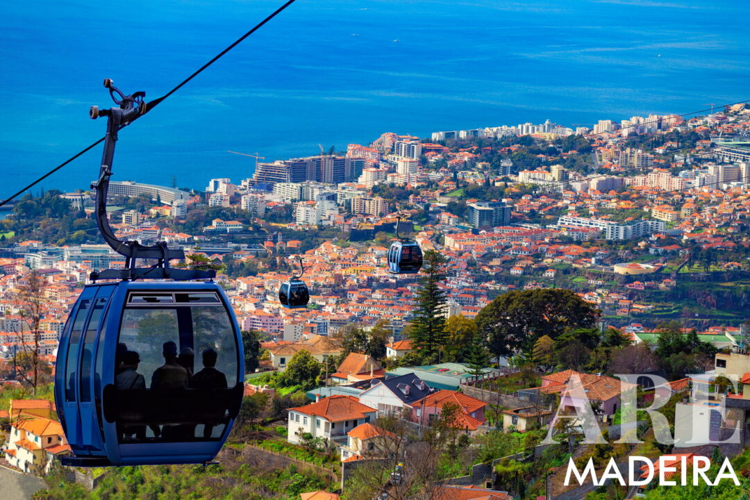 Le téléphérique de Funchal propose un trajet panoramique de Funchal à Monte, offrant une vue panoramique sur la ville, le littoral et les paysages luxuriants. Le téléphérique lui-même vaut le détour pour la vue. C'est un moyen populaire d'atteindre des attractions telles que le Monte Palace Madeira, le jardin botanique de Madère et les Carreiros do Monte Toboggans. (Billet payant obligatoire)