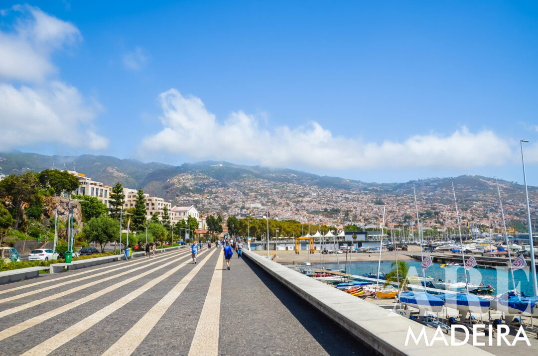 Commencez votre promenade le long de la Promenade du Lido, en direction de l'ouest. Ce sentier panoramique offre de magnifiques vues sur l'océan. Arrêtez-vous au point de vue du Lido pour admirer les vues panoramiques. Pour une expérience aquatique relaxante, visitez le Complexo Balnear do Lido ou les piscines naturelles Doca do Cavacas. Continuez à travers le Túnel das Poças do Gomes, qui mène à la plage de sable rocheux de Formosa. Ici, vous pouvez rejoindre la Promenade da Praia Formosa pour une promenade rafraîchissante au bord de la plage.