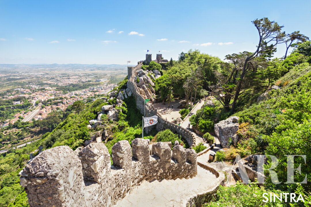 Situé à Sintra, au sommet d'une altitude de 466 mètres, le Castelo dos Mouros des VIIIe et IXe siècles offre une vue panoramique sur le paysage et illustre l'architecture militaire mauresque avec des ruines et des tours de guet préservées, résumant l'importance historique et l'attrait naturel de la région.