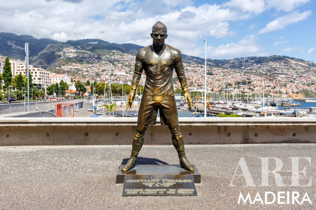 Dans le centre de Funchal, vous pourrez visiter la <strong>Statue de Cristiano Ronaldo</strong> et le <strong>Musée CR7</strong>, dédié au célèbre footballeur, une visite incontournable si vous êtes amateur de sport. Passez par le <strong>Terminal de croisière de Funchal</strong> pour voir d'impressionnants navires de croisière accoster et profiter de l'activité maritime animée. Promenez-vous le long de la <strong>Marina do Funchal</strong> pour voir divers bateaux et yachts, et peut-être faites une excursion en bateau pour explorer le littoral. Continuez vers la <strong>Praça do Povo</strong>, une place populaire accueillant divers événements et offrant une atmosphère animée. Enfin, explorez le <strong>Museu de Electricidade Casa da Luz</strong>, qui présente l'histoire de l'électricité à Madère, et terminez votre chemin au <strong>Forte São Tiago</strong>.