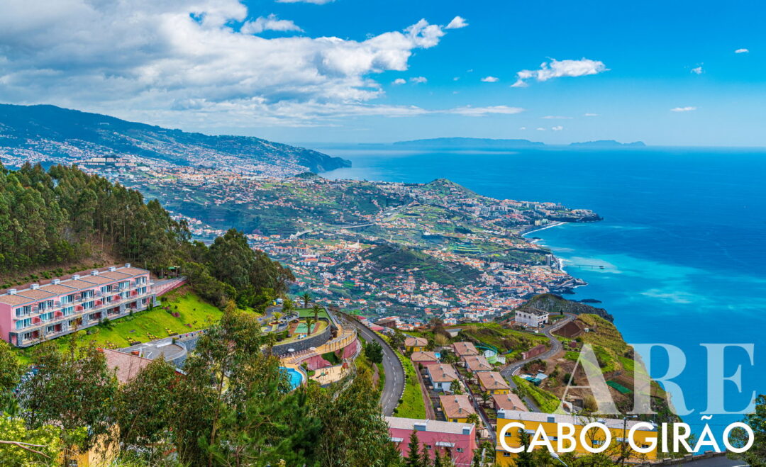 La pasarela se encuentra en la costa sur de Madeira. Ofrece impresionantes vistas del océano, los acantilados y la cercana ciudad de Câmara de Lobos. Está a sólo 15 minutos en coche de Funchal, la ciudad principal.