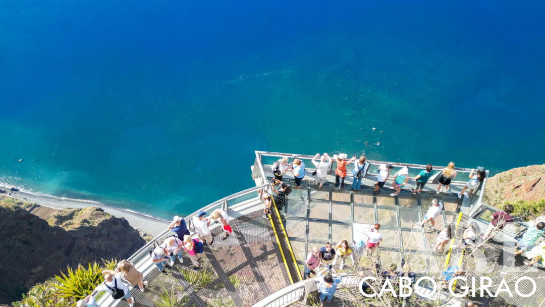 Cabo Girão Skywalk es una plataforma de cristal construida sobre un acantilado muy alto, el más alto de Europa. Es como caminar en el aire porque puedes ver a través del suelo hasta el océano a 580 metros más abajo.