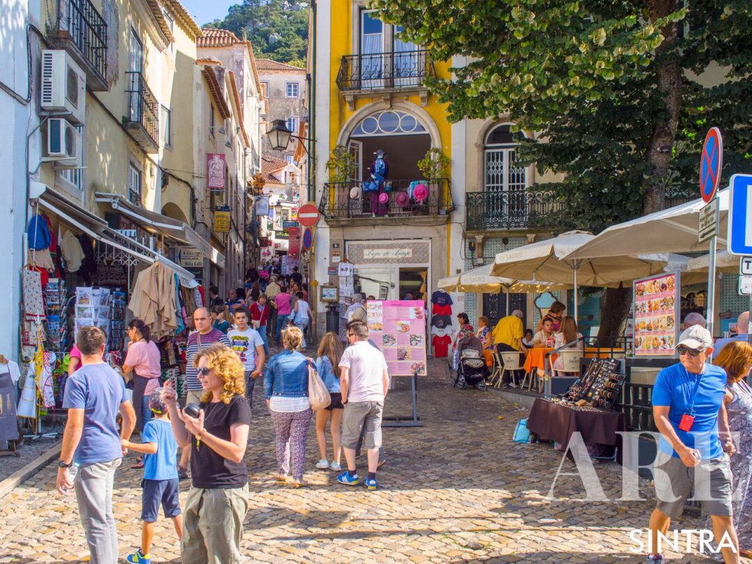 <em>Le centre-ville de Sintra comprend des allées pavées et des rues pittoresques bordées de tons pastel.</em>
