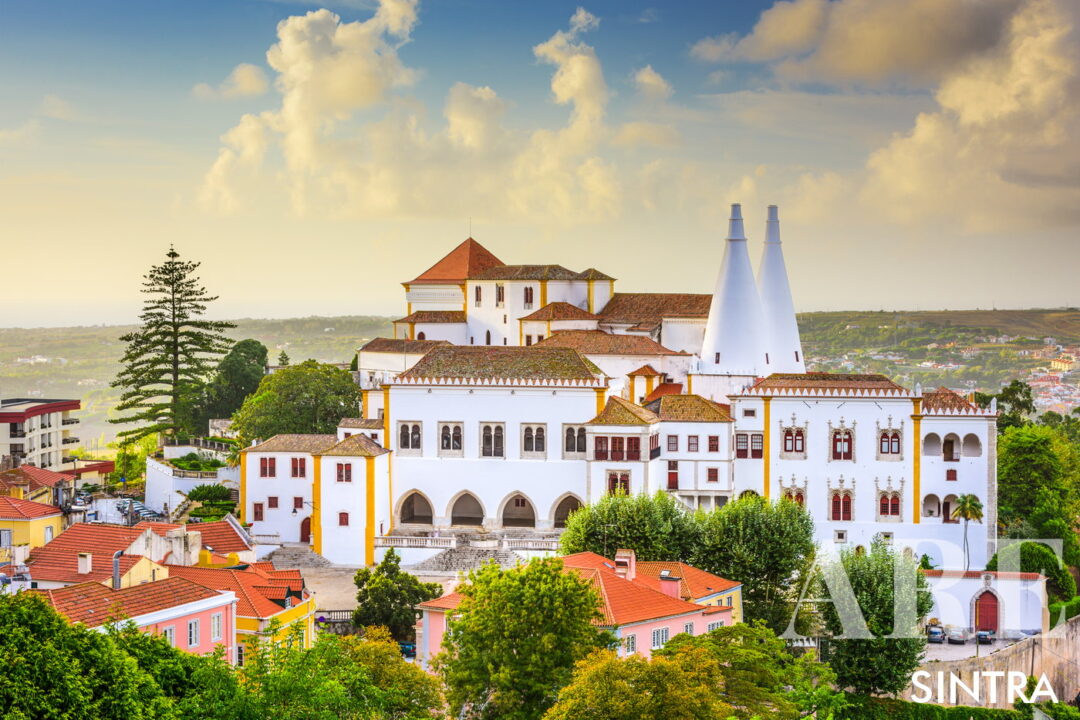 Le Palácio Nacional de Sintra, marqué par ses cheminées coniques jumelles emblématiques, se dresse comme une résidence royale historique au cœur de Sintra.