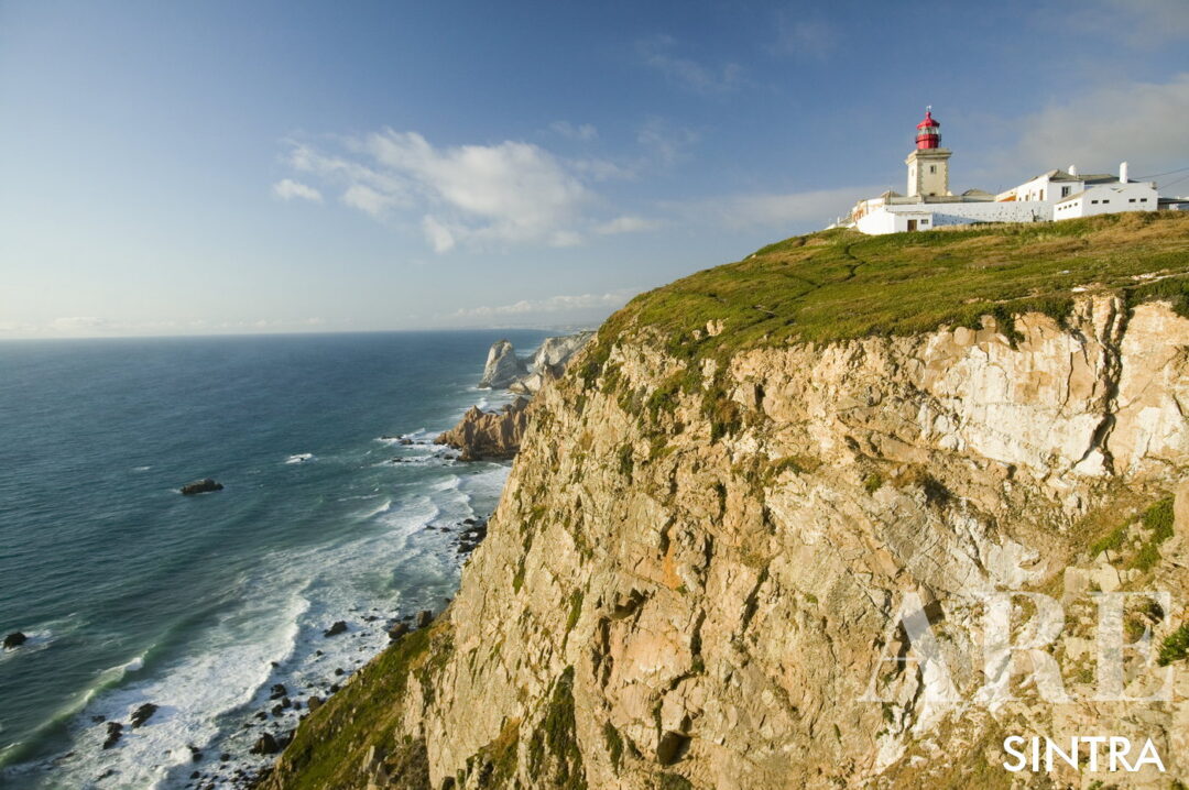 Falaises et phare de Cabo da Roca sur l'océan Atlantique à Sintra, au Portugal, le point le plus occidental du continent européen, « là où la terre se termine et où commence la mer ».