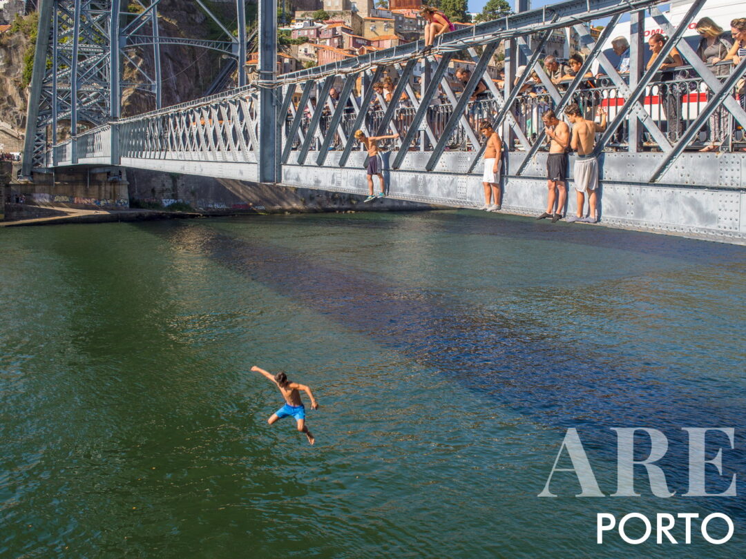 Adolescents sautant du pont Dom Luís I à la rivière