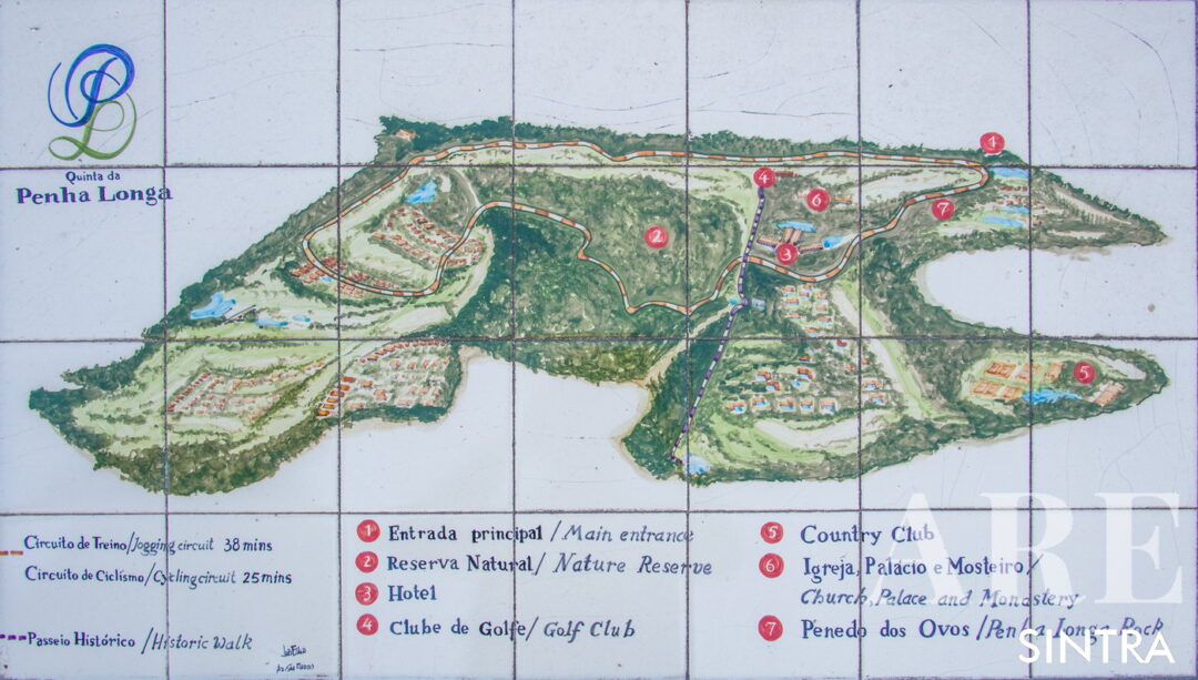 <em>Penha Longa</em><br>Photo d'une carte en mosaïque représentant Penha Longa, mettant en évidence sa réserve naturelle, le club hôtelier « Golf Country Club », une église, un palais, un monastère et d'autres attractions.