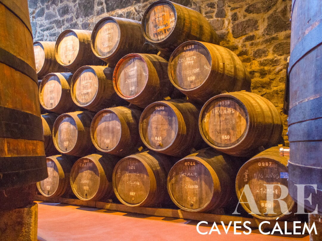 Tonneaux de vin stockés avec la récolte de 1998 dans les caves CÁLEM de Vila Nova de Gaia