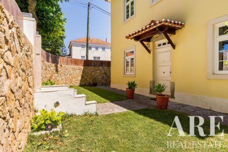 Villa for sale in Parede, Cascais