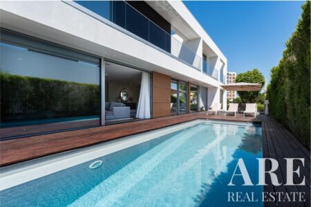 Villa for sale in Carnaxide, Oeiras