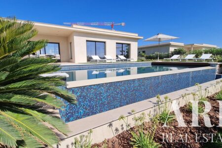 Villa for sale in Quinta de Faro, Faro, Algarve