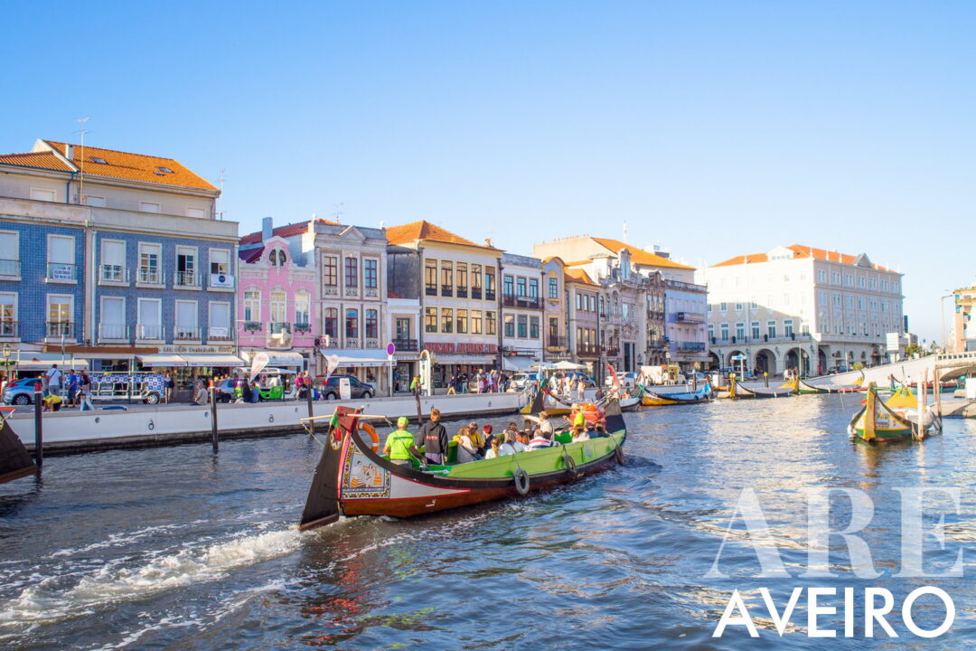 Aveiro est connue comme « La Venise du Portugal », avec ses bâtiments face aux canaux, ses ponts et ses bateaux moliceiro...