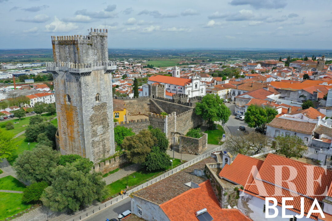 Vista aérea da Cidade de Beja, com as muralhas do Castelo de Beja, a Porta de Évora, a Sé Catedral, e a vista dos arredores