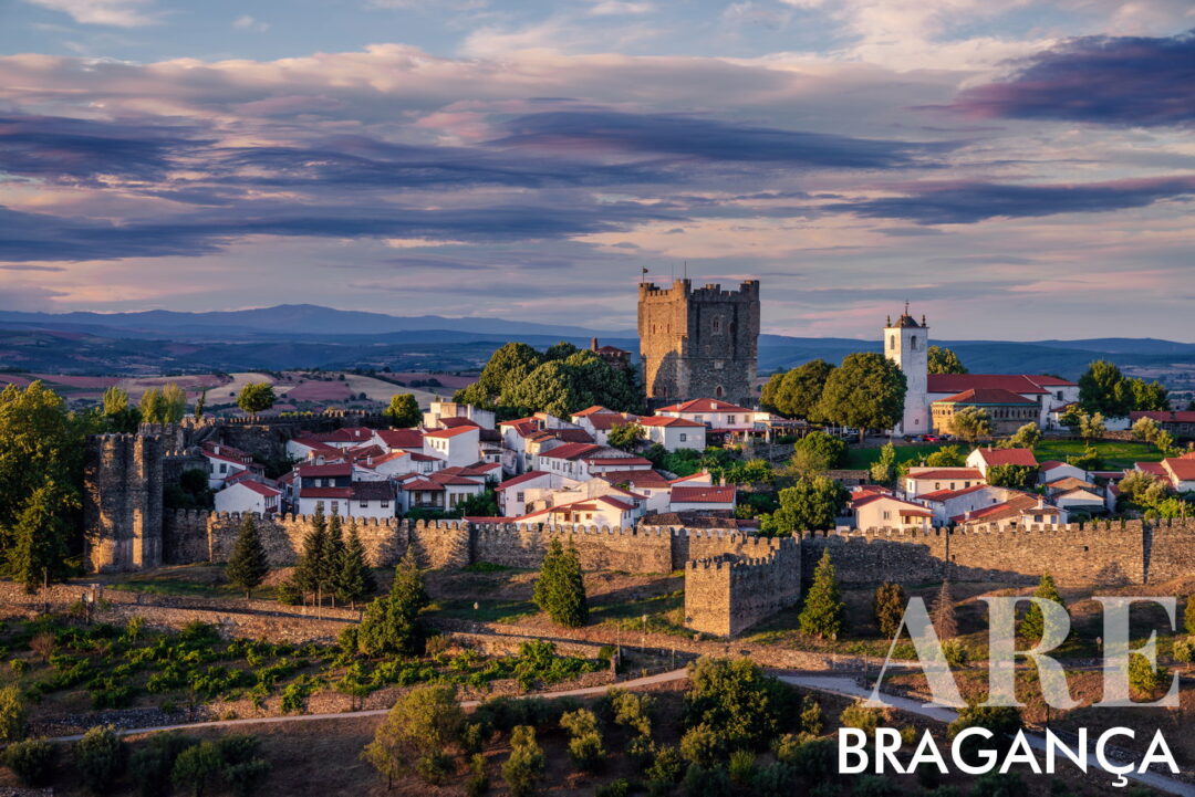 Bragança est connue pour sa riche histoire et son architecture médiévale préservée. Unique pour son château et ses murs bien conservés dans le centre historique, Bragança offre un aperçu du passé féodal du Portugal. La ville se distingue également par sa proximité avec le parc naturel de Montesinho.