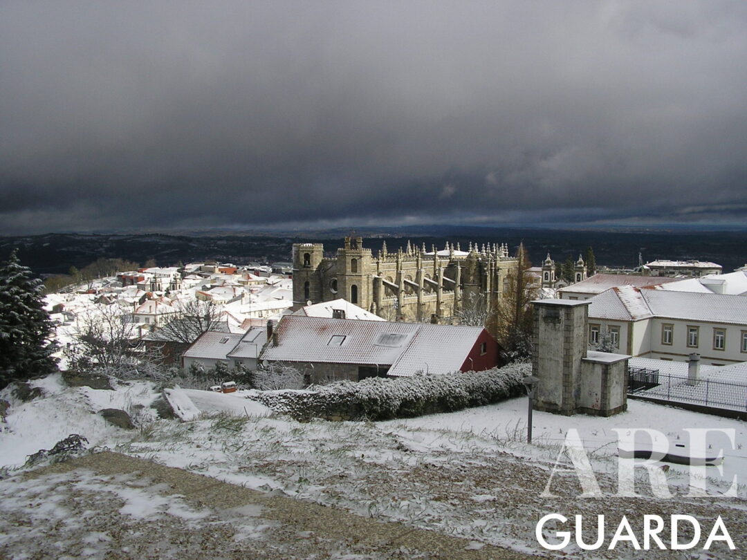 Imagem da cidade da Guarda debaixo de neve fotografada em Dezembro por Alexa Pinto. Situada a uma altitude máxima de 1.056 m, a Guarda é a cidade mais alta de Portugal.