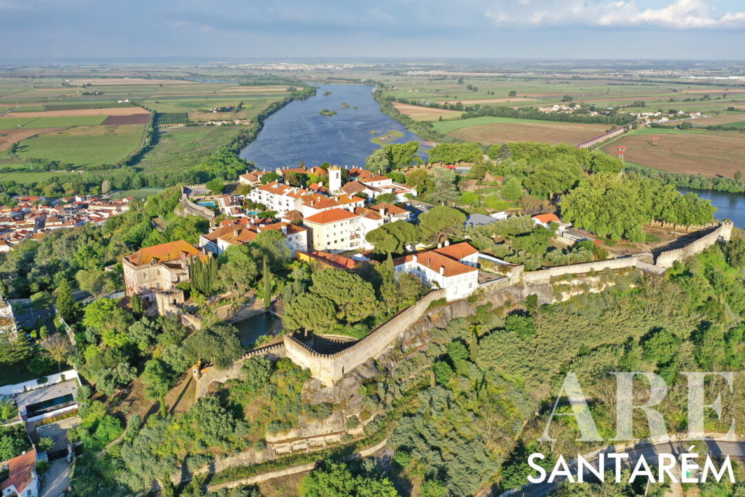 Santarém, vue sur le château, les marais, le Tage et le pont Dom Luís I