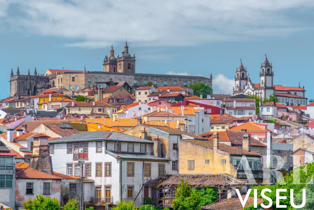 Image de la ville de Viseu en haut, où se trouvent les principales attractions du centre-ville, la cathédrale de Viseu, l'église de la Misericordia, le musée Grão Vasco, le quartier juif de Viseu et la place Sé.